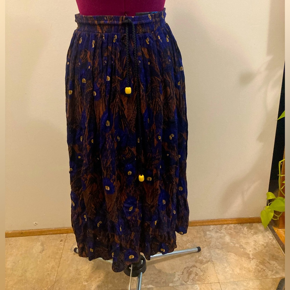 Blue peacock 3/4 skirt sz small